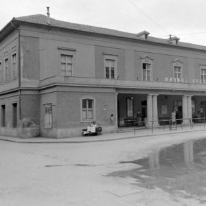 Eger, MÁVAUT autóbusz állomás, a Fellner Jakab utcában a Líceum mögött- 1954 (Forrás: Fortepan)
